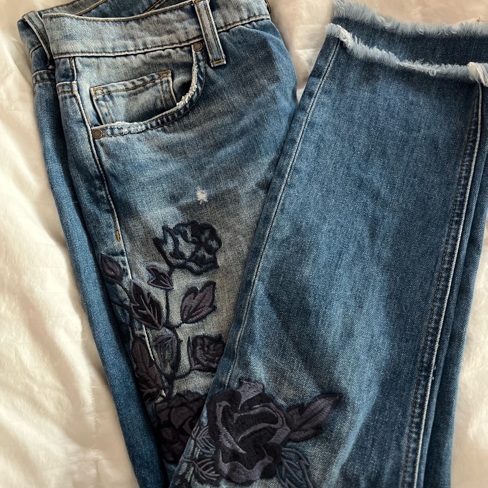 Ei8ht Dreams Size 25 Embroidered Distressed
Denim.